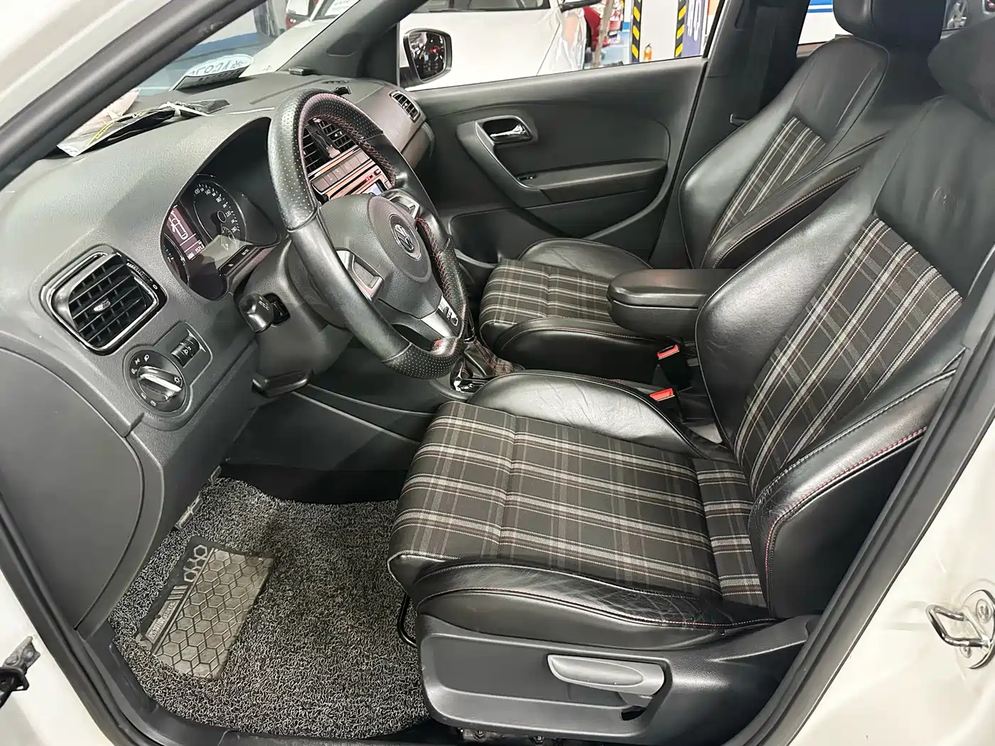 Volkswagen Polo 2012 1.4TSI GTI фото 10