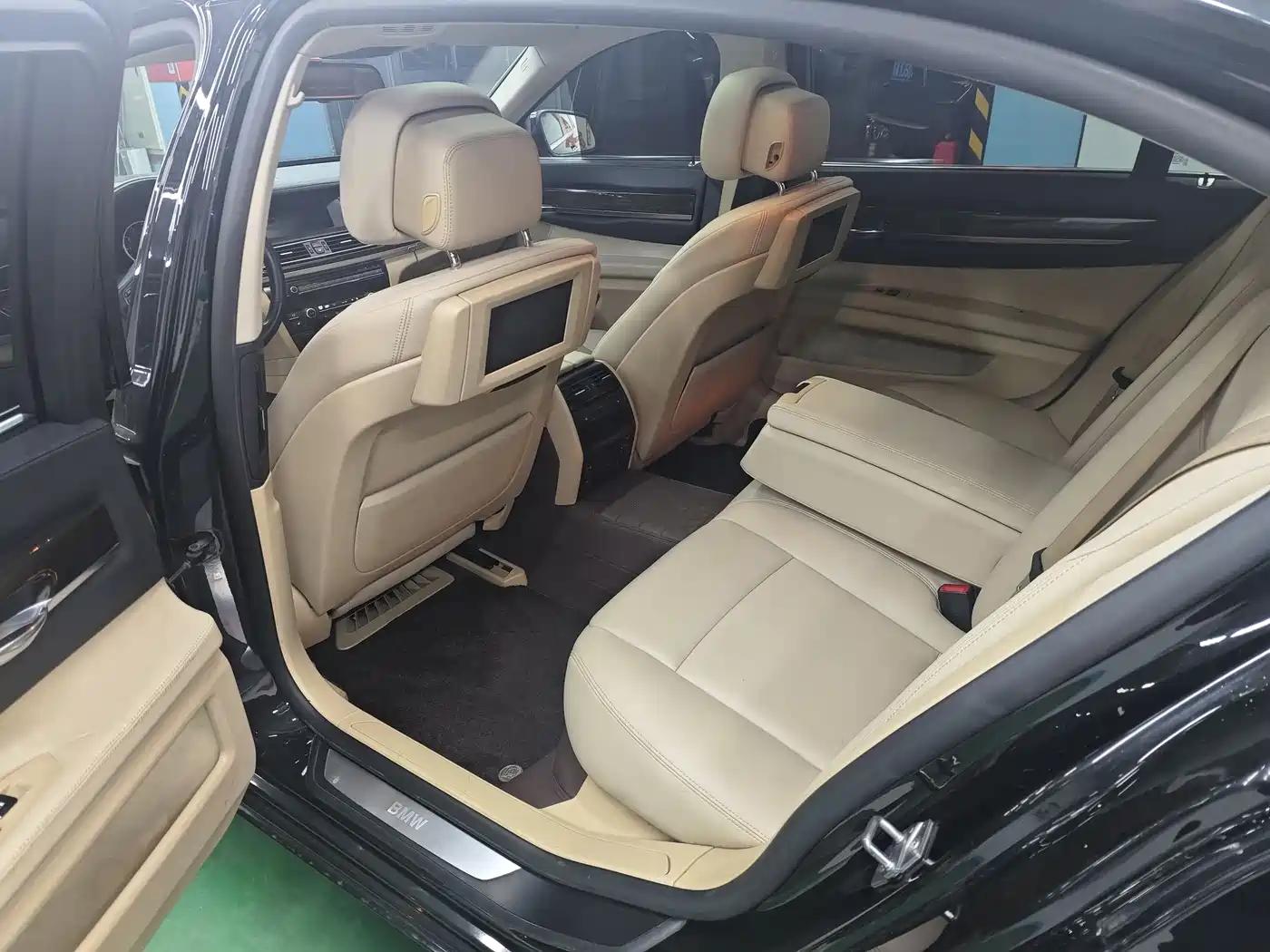 BMW 7 Series 2009 730Li Leading фото 14