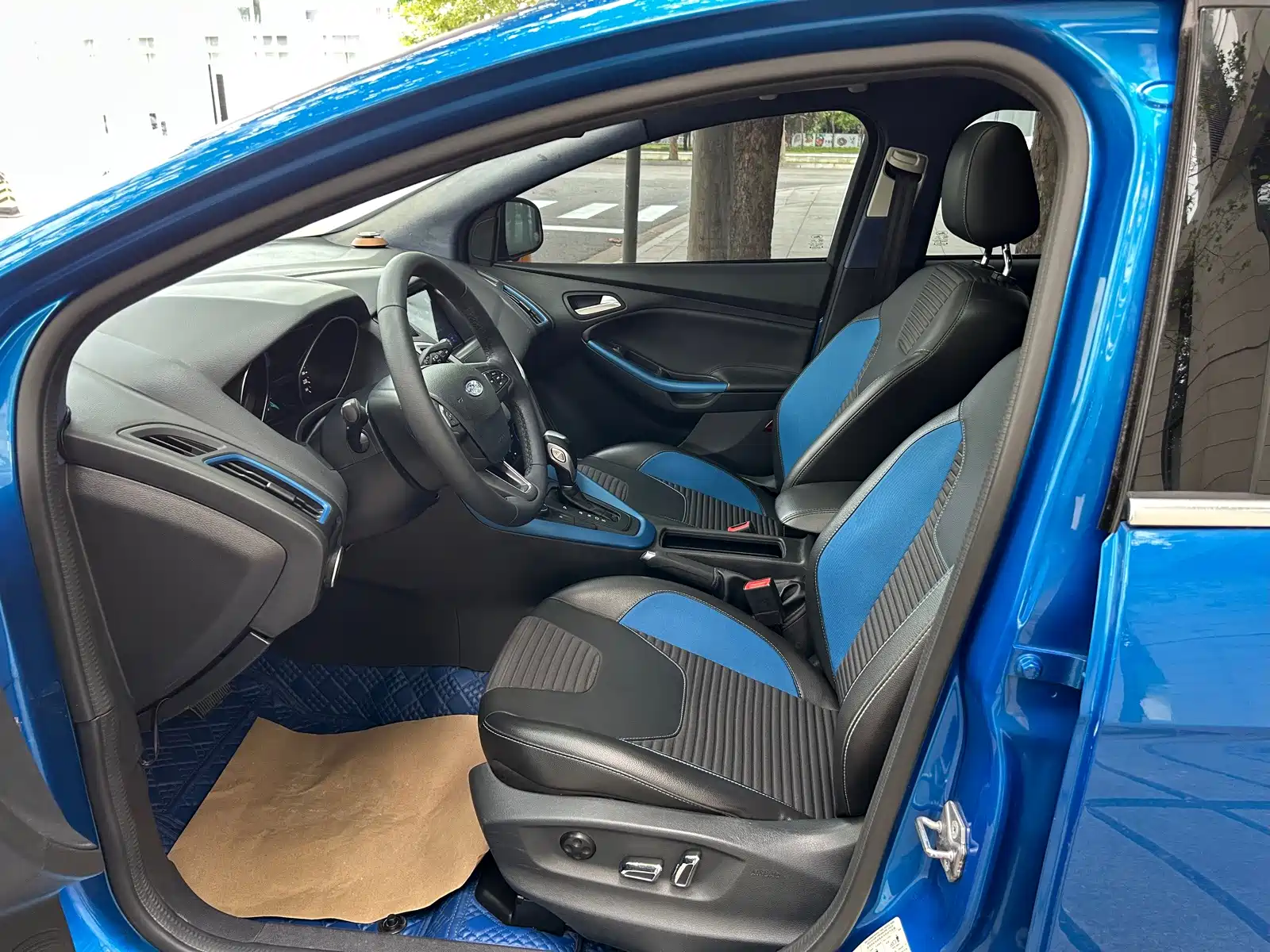 Фото 12 - Ford Focus