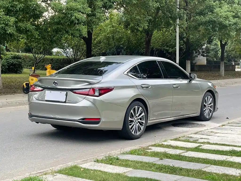 Фото 7 - Lexus ES