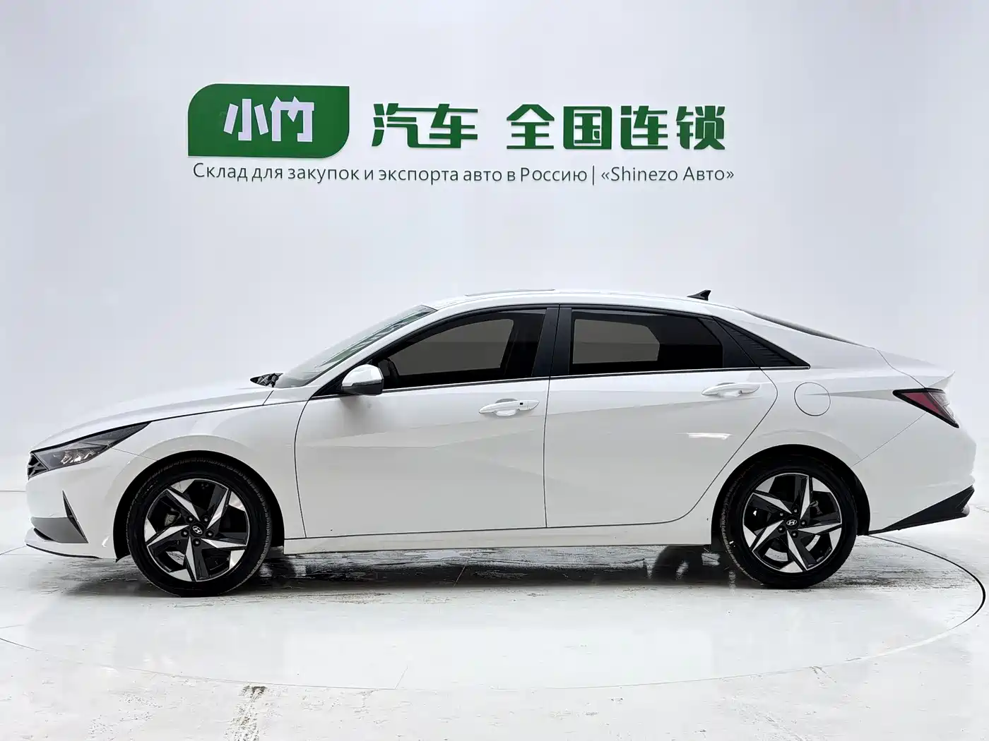 Hyundai Elantra 2022 1.5L CVT LUX Premium Edition фото 8