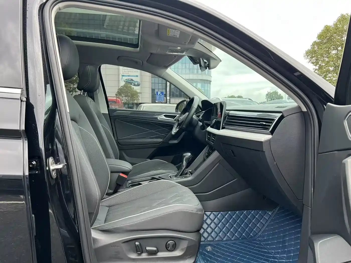 Volkswagen Tiguan L 2022 330TSI Auto 2WD R-Line Premium Edition фото 7