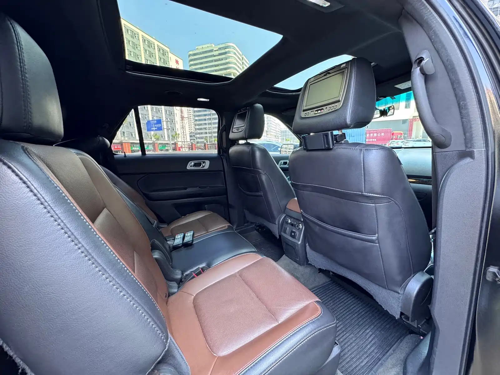 Photo 11 - Ford Explorer (Import)