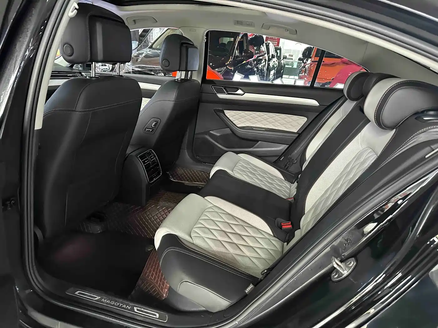 Volkswagen Magotan 2023 Model 2 Million Commemorative Edition 330TSI DSG Luxury фото 7