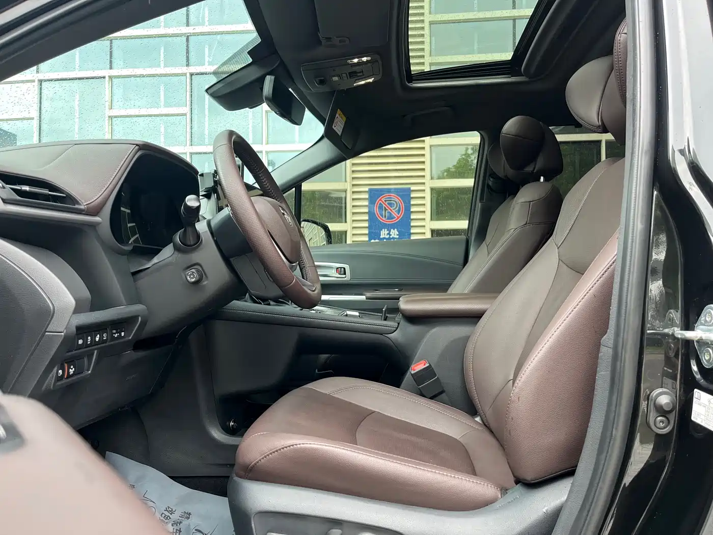 Toyota Sienna 2021 2.5L Hybrid Platinum Edition фото 6