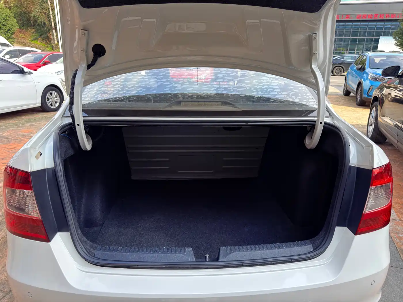 Škoda Rapid 2016 1.6L Automatic Pioneer Edition фото 13
