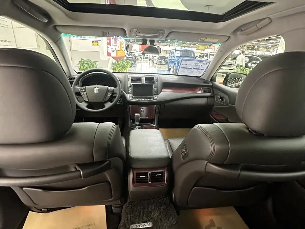Toyota Crown 2010 3.0L Royal Saloon фото 33