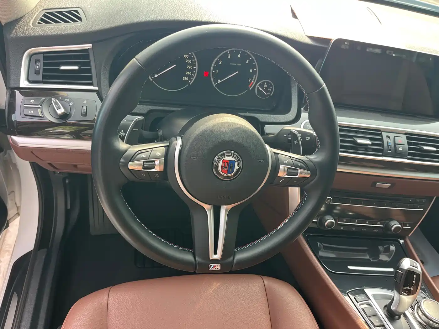 BMW 5 Series GT 2014 528i Leading фото 8