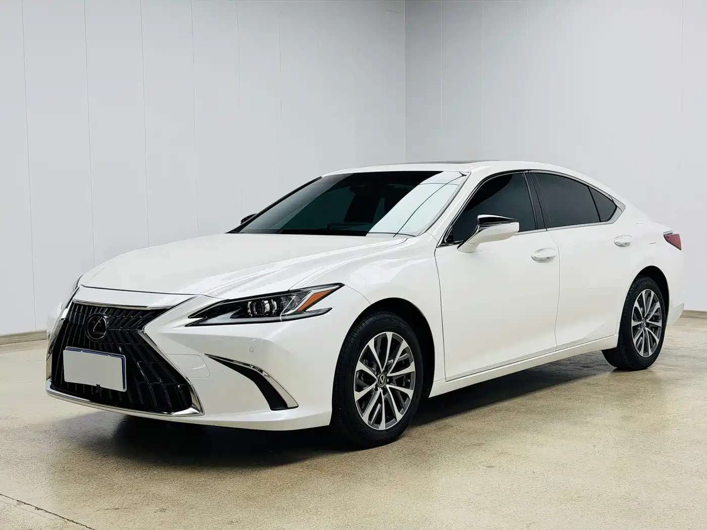Lexus ES 2024 — пригон из Китая