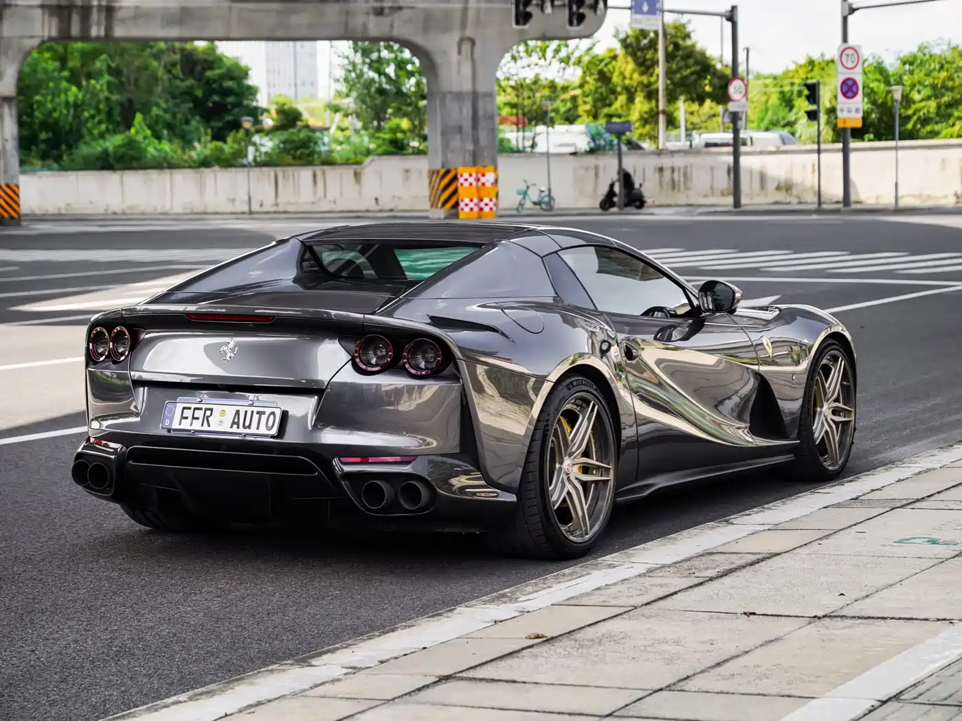 Photo 22 - Ferrari 812