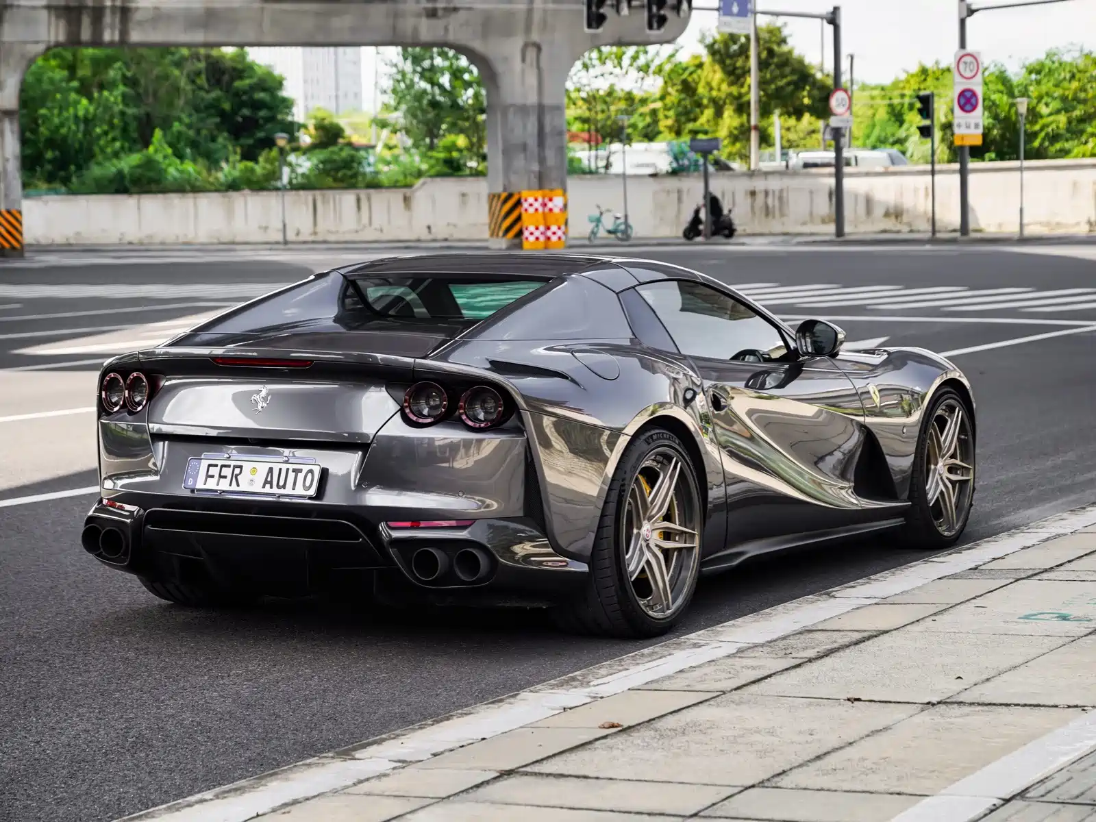 Фото 22 - Ferrari 812