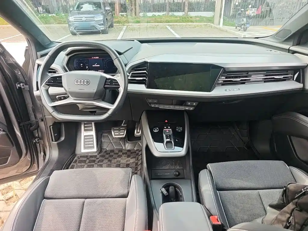 Фото 14 - Audi Q5 e-tron