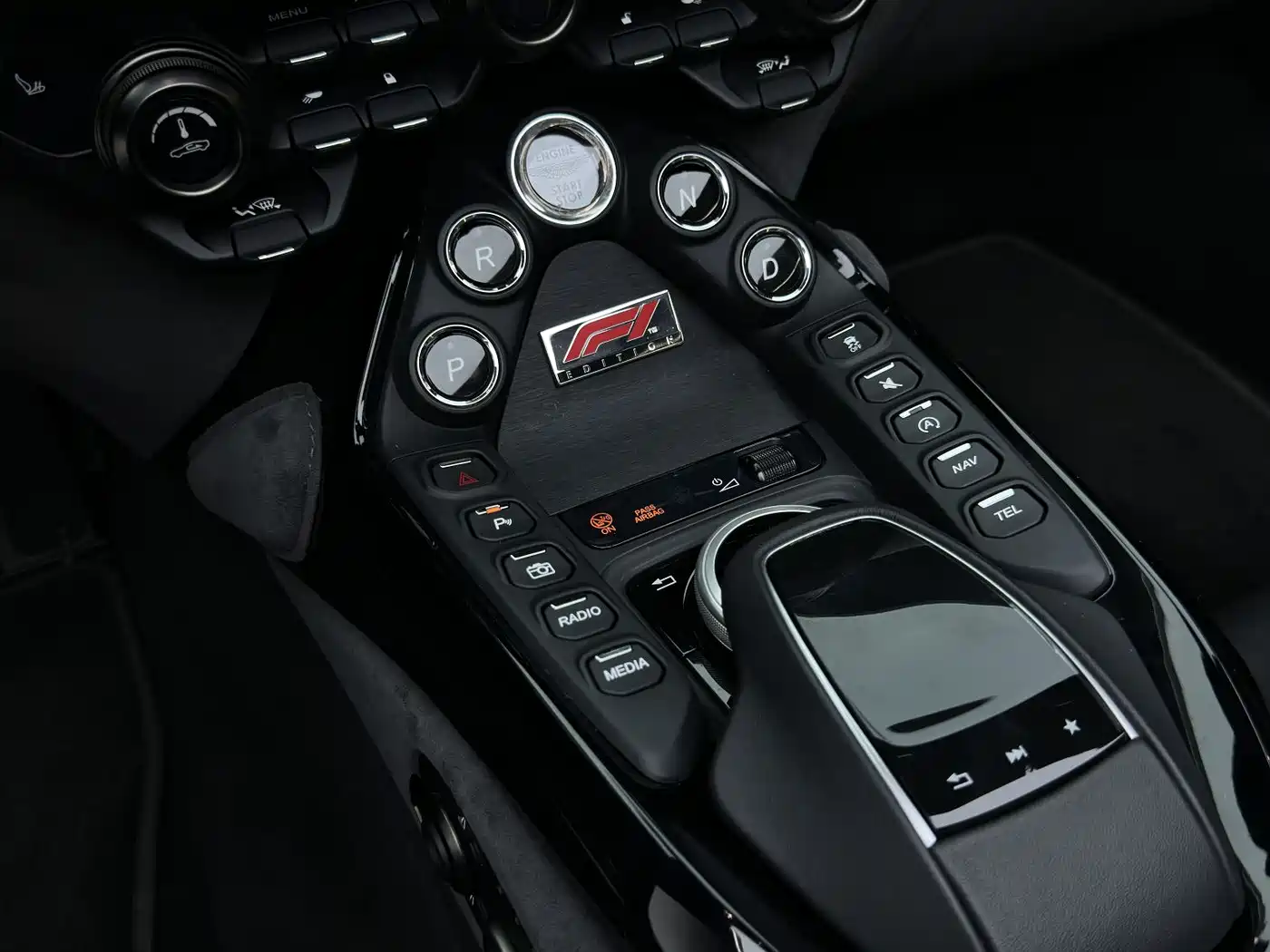 Aston Martin V8 Vantage 2022 4.0T V8 F1 Edition Roadster фото 25