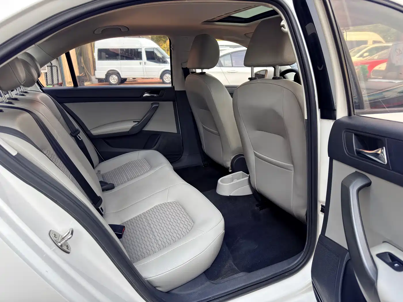 Škoda Rapid 2016 1.6L Automatic Pioneer Edition фото 11
