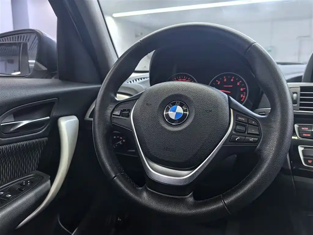 BMW 1 Series (Import) 2015 120i Leading фото 6