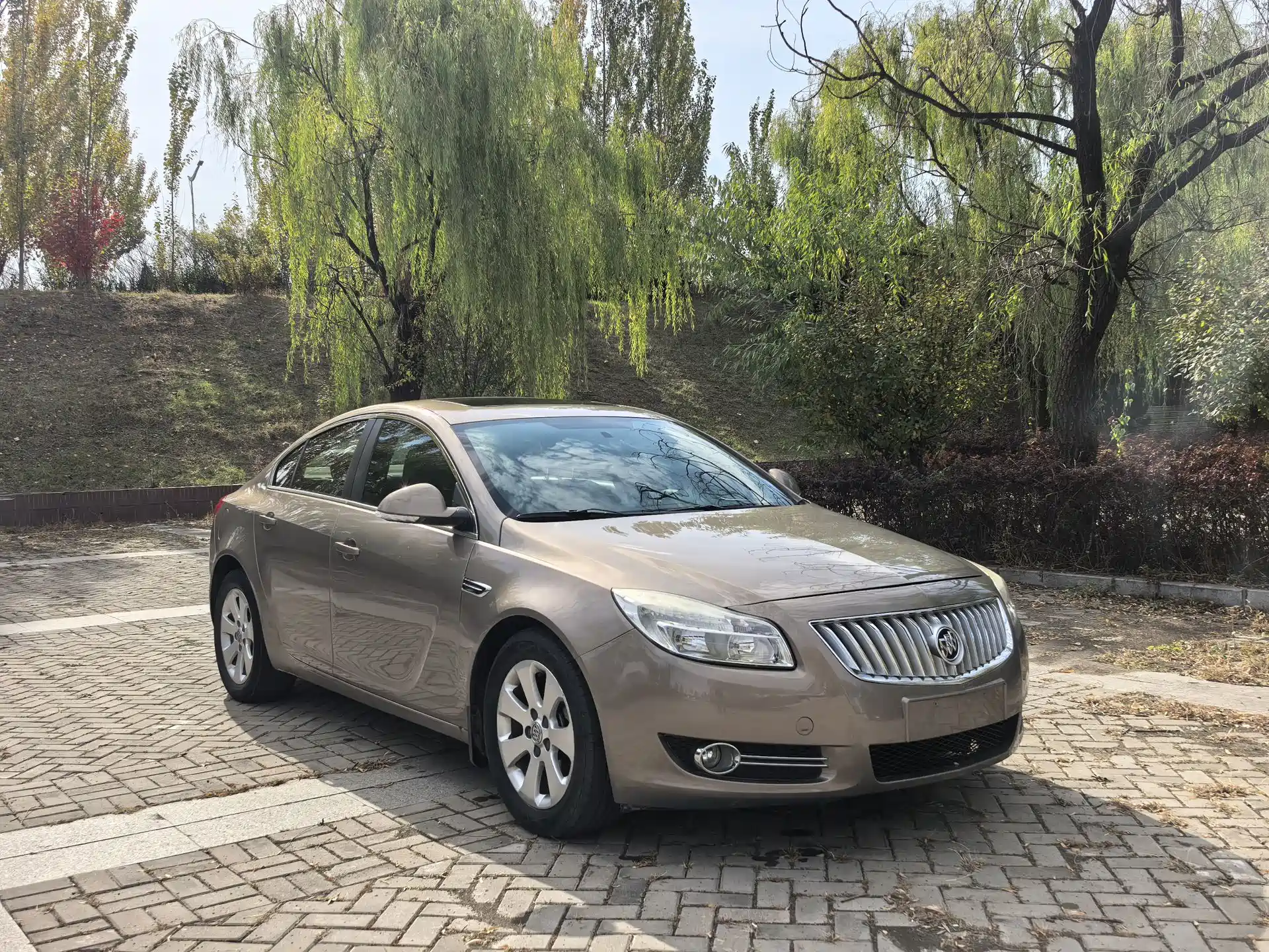 Photo 2 - Buick Regal