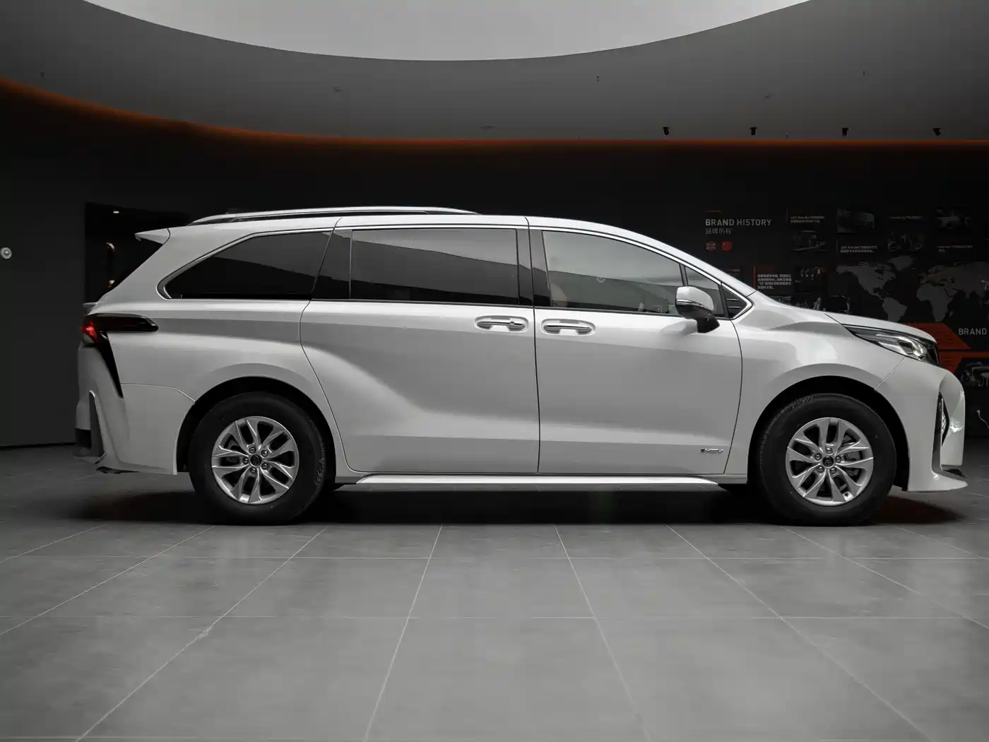 Toyota Sienna 2024 2.5L Hybrid Comfort Edition фото 3