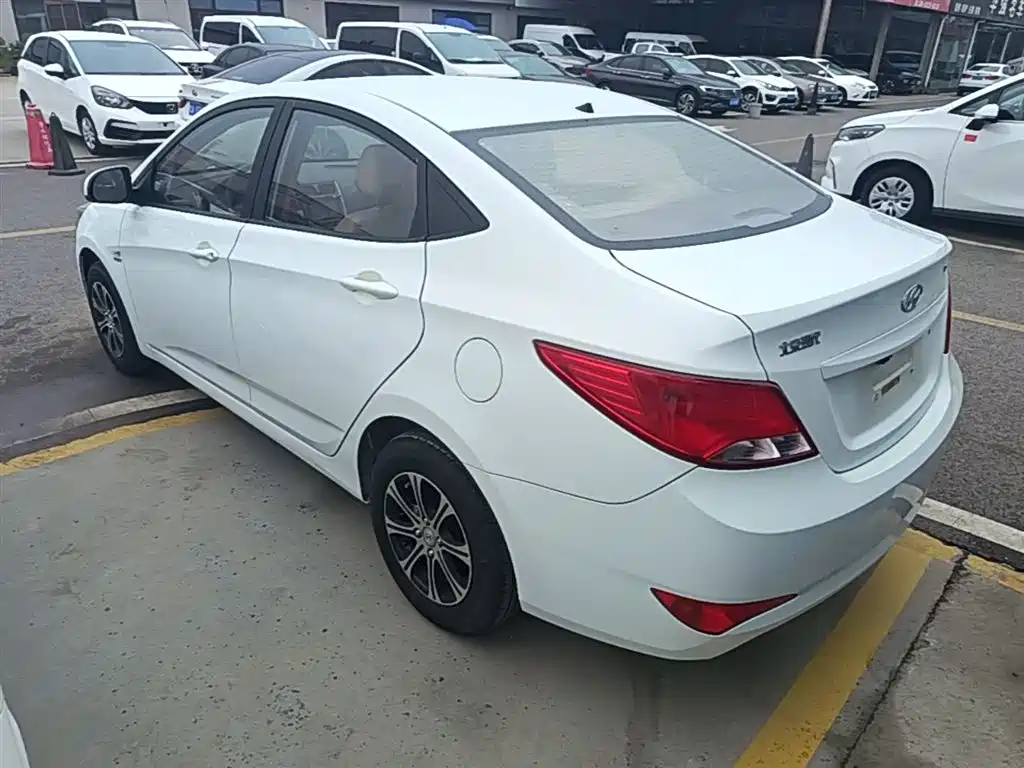 Hyundai Verna 2014 1.4L Manual Smart GLS фото 5