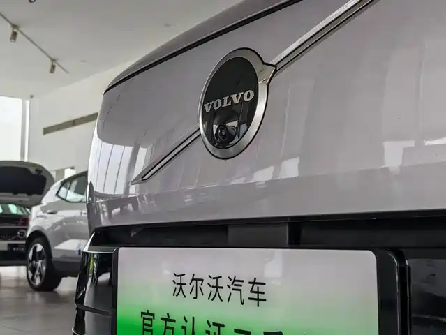 Volvo XC70 Plug-in Hybrid 2025 Standard — фото 4