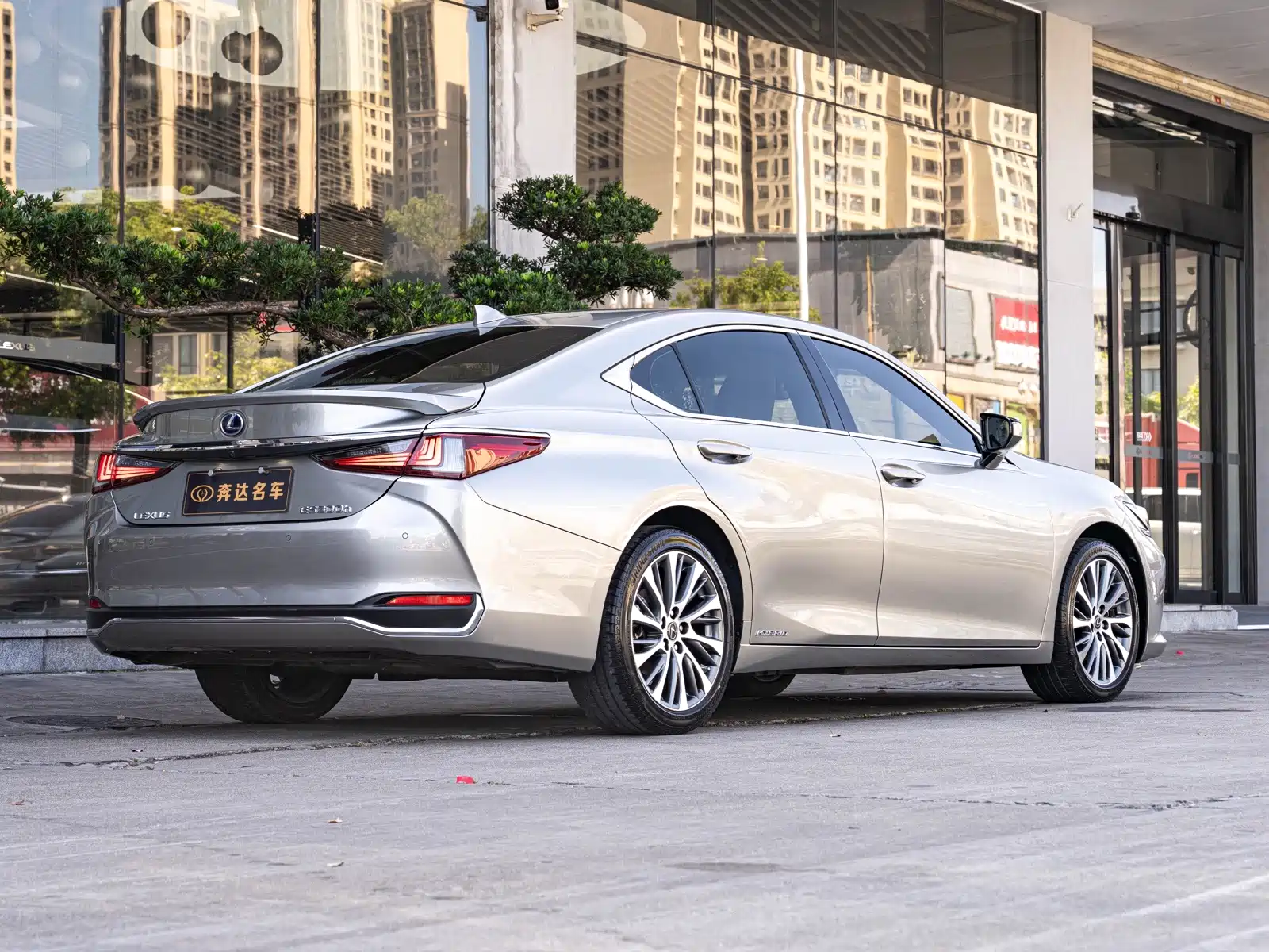 Photo 3 - Lexus ES