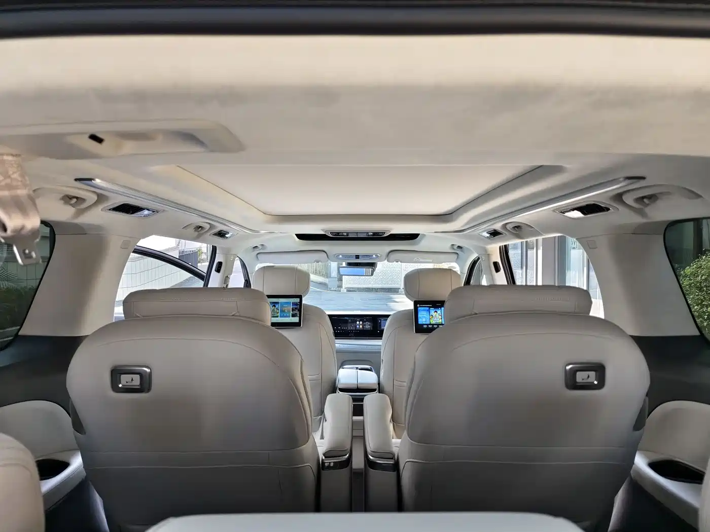 SAIC Maxus Dajia 9 2024 Super Hybrid Extended Range Alpine Edition 7-Seater фото 21