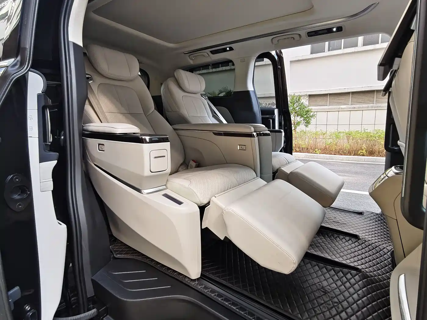 SAIC Maxus Dajia 9 2024 Super Hybrid Extended Range Alpine Edition 7-Seater фото 13