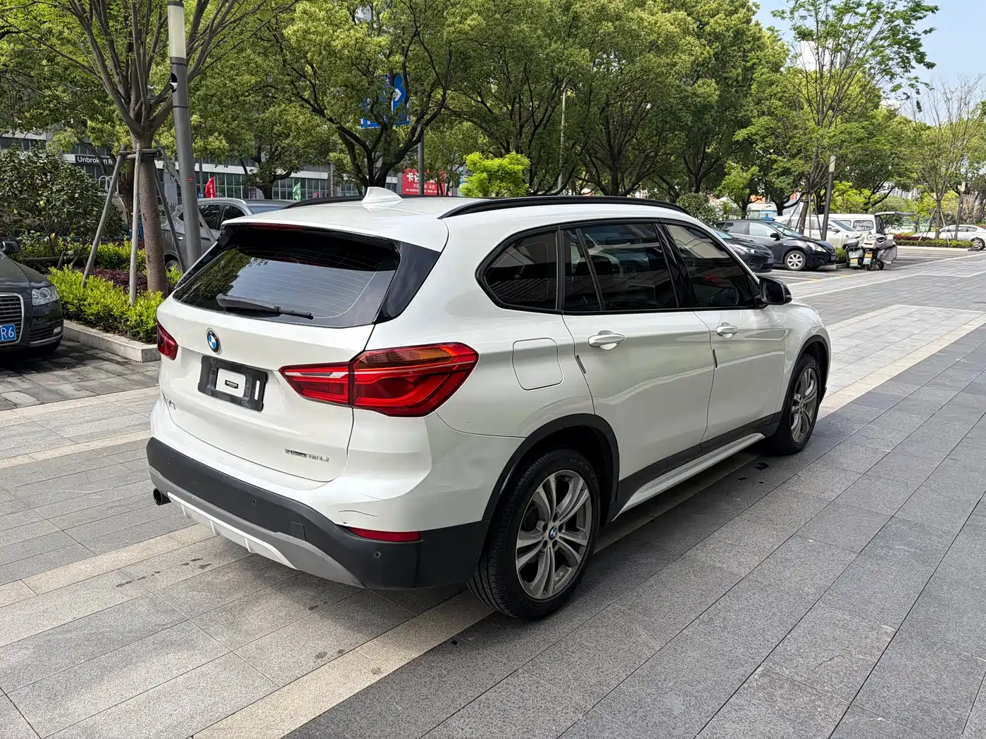 BMW X1 2018 sDrive18Li Premium Model фото 9