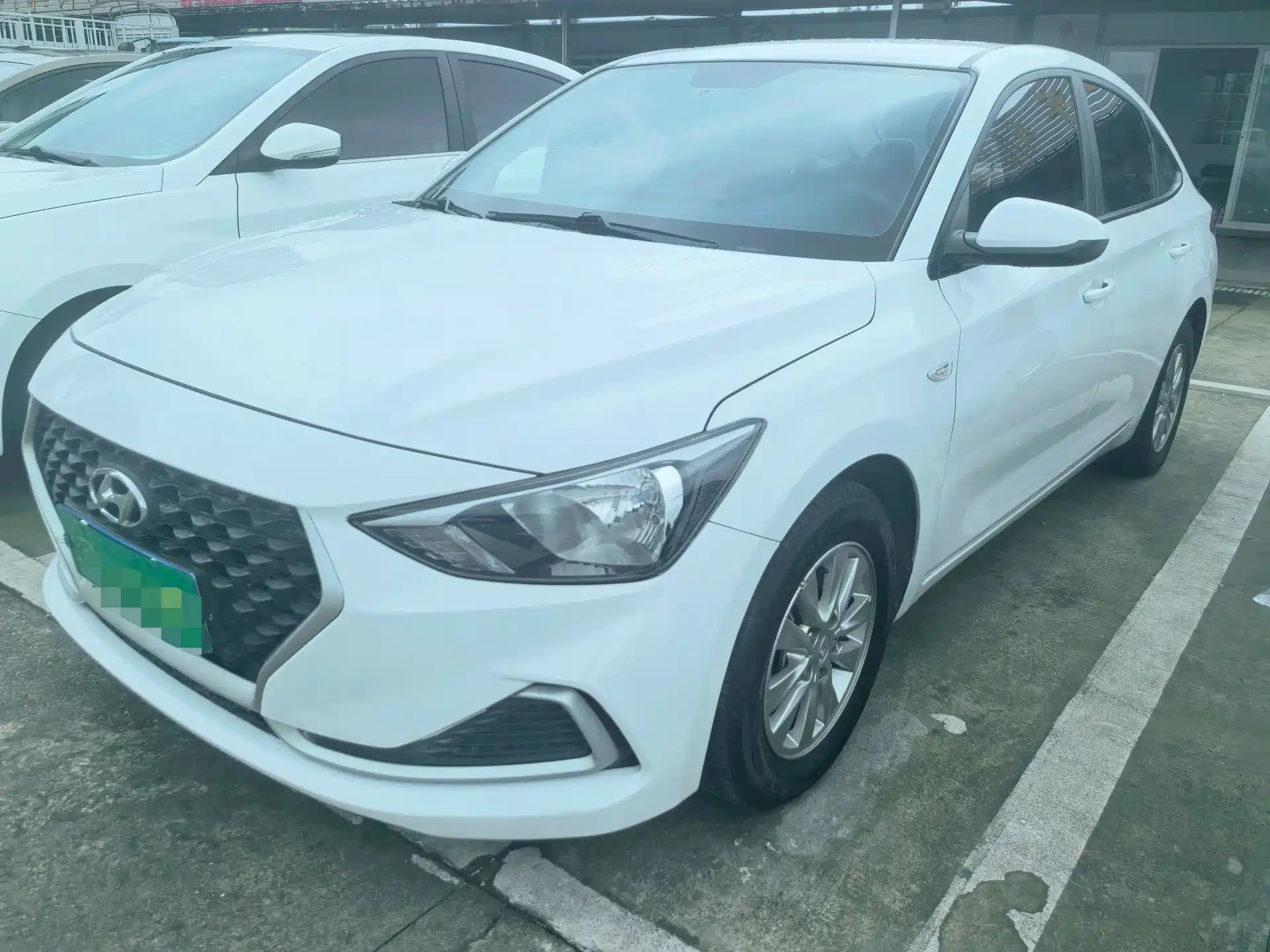 Photo 2 - Hyundai Elantra