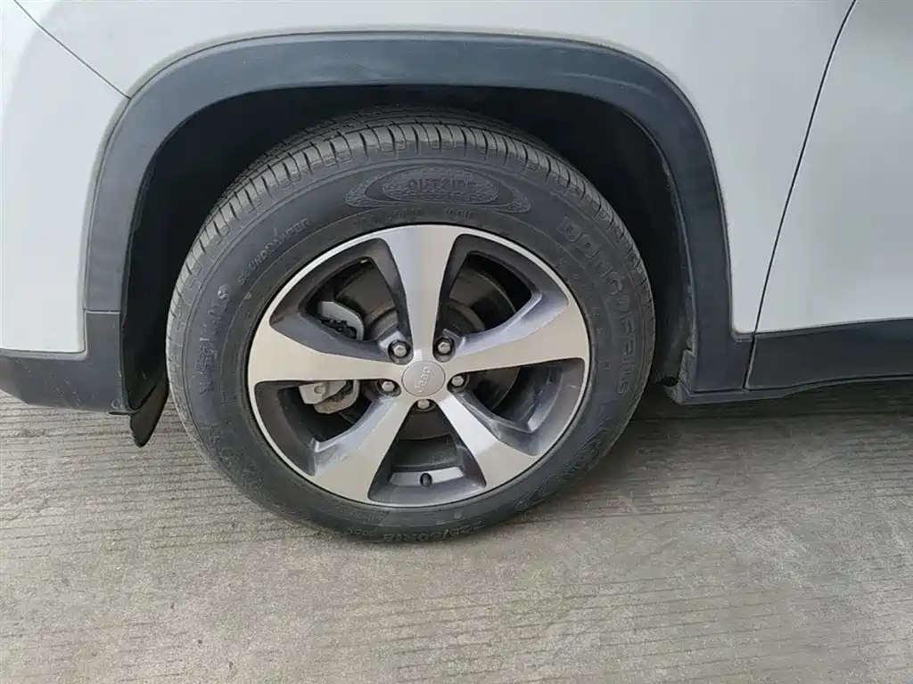 Фото 23 - Jeep Cherokee