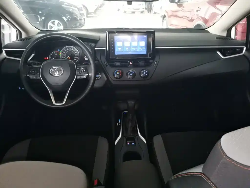 Фото 10 - Toyota Corolla