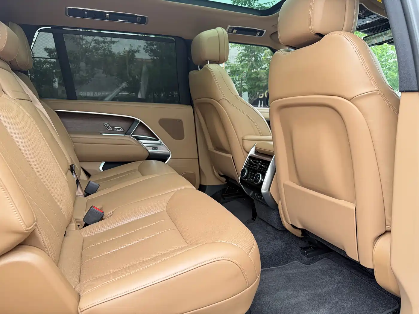 Land Rover Range Rover 2023 3.0 L6 400PS Golden Age 7-Seater Long Wheelbase фото 12