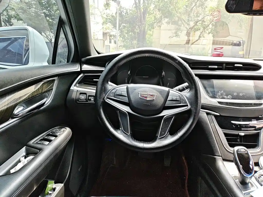 Фото 11 - Cadillac XT5