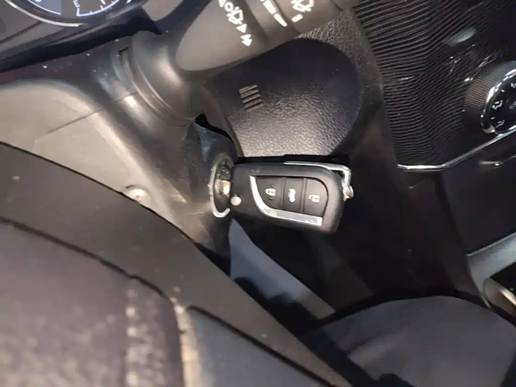 Toyota Corolla 2014 1.6L CVT GL-i Leather Edition фото 9