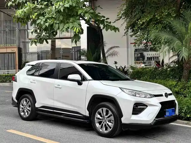Toyota Wildlander 2020 2.0L CVT 2WD Premium — фото 3
