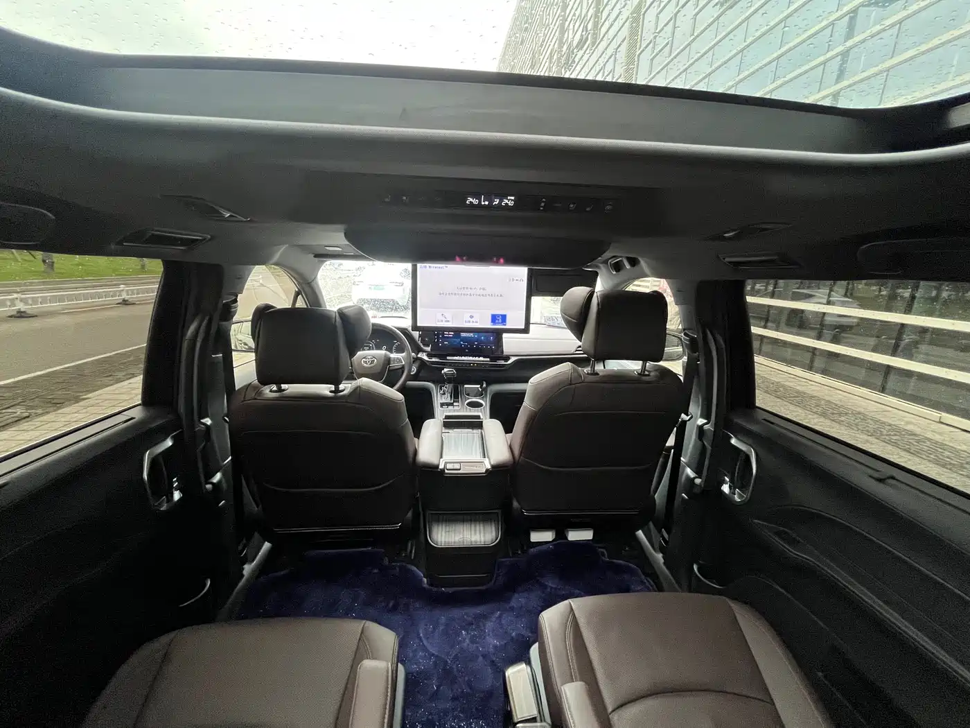 Toyota Sienna 2021 2.5L Hybrid Platinum Edition фото 9