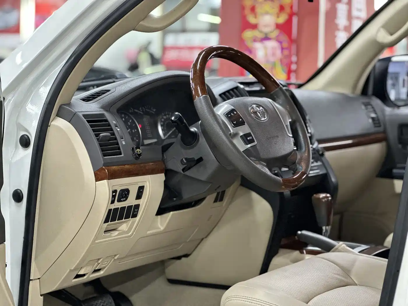 Toyota Land Cruiser (Import) 2015 4.0L V6 Middle East Low Configuration Edition фото 28