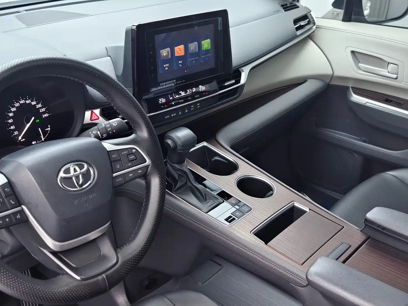 Toyota Sienna 2023 2.5L Hybrid Comfort Edition фото 10