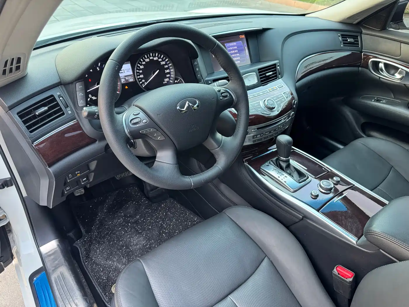 Фото 8 - Infiniti Q70