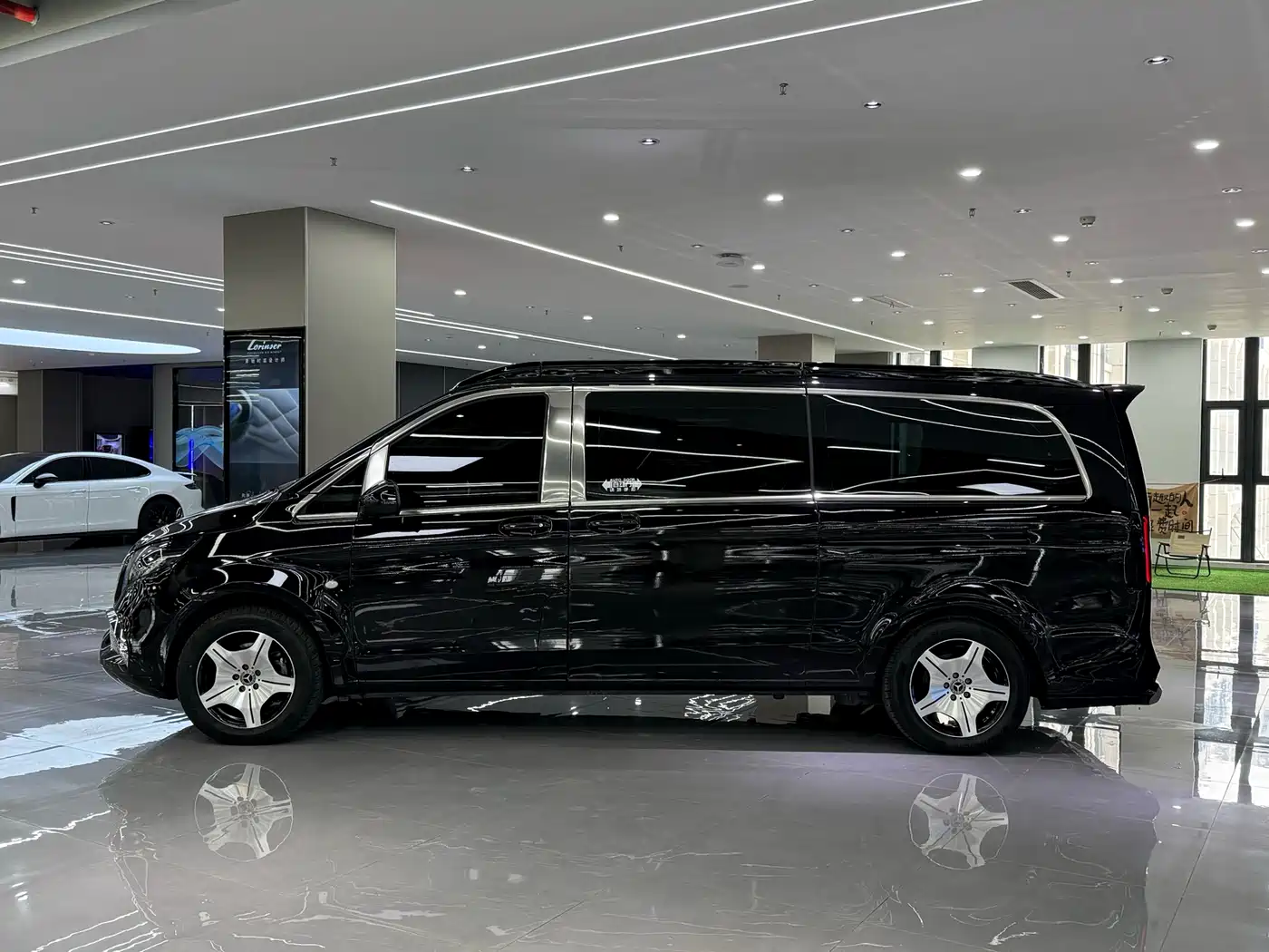 Mercedes-Benz Vito 2023 2.0T Business 7-Seater фото 3