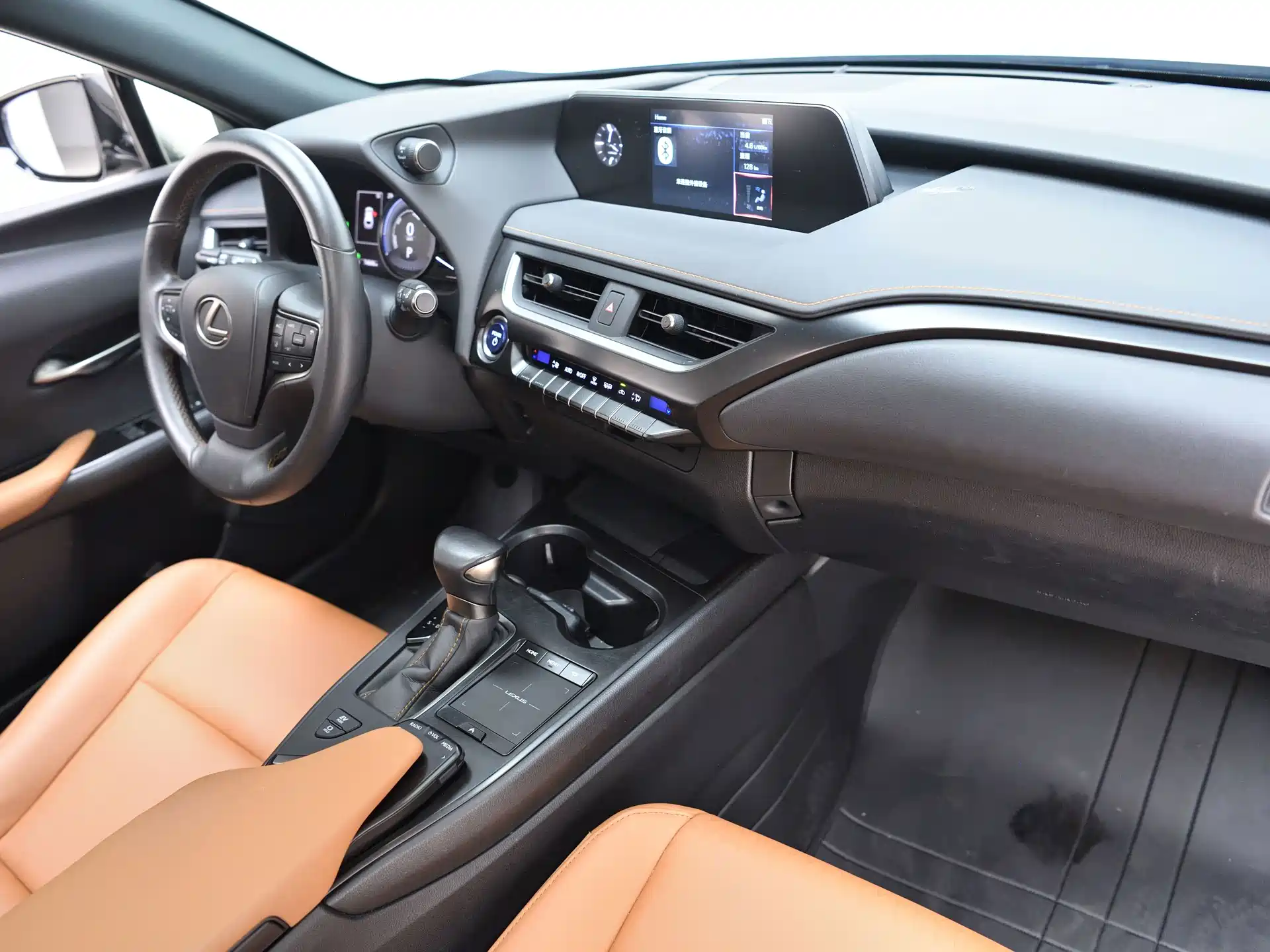 Фото 15 - Lexus UX
