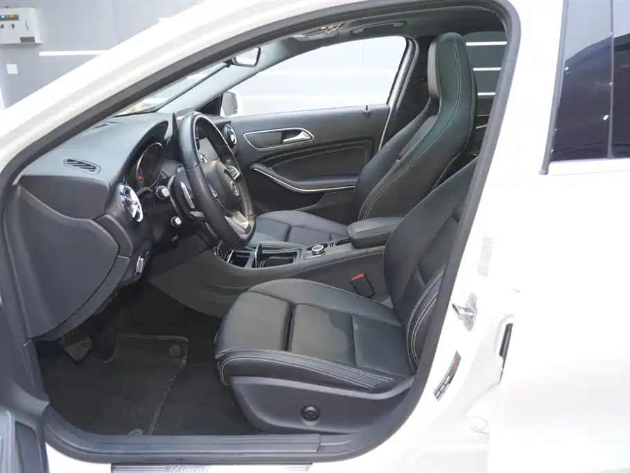 Mercedes-Benz GLA 2018 GLA 200 Dynamic фото 16