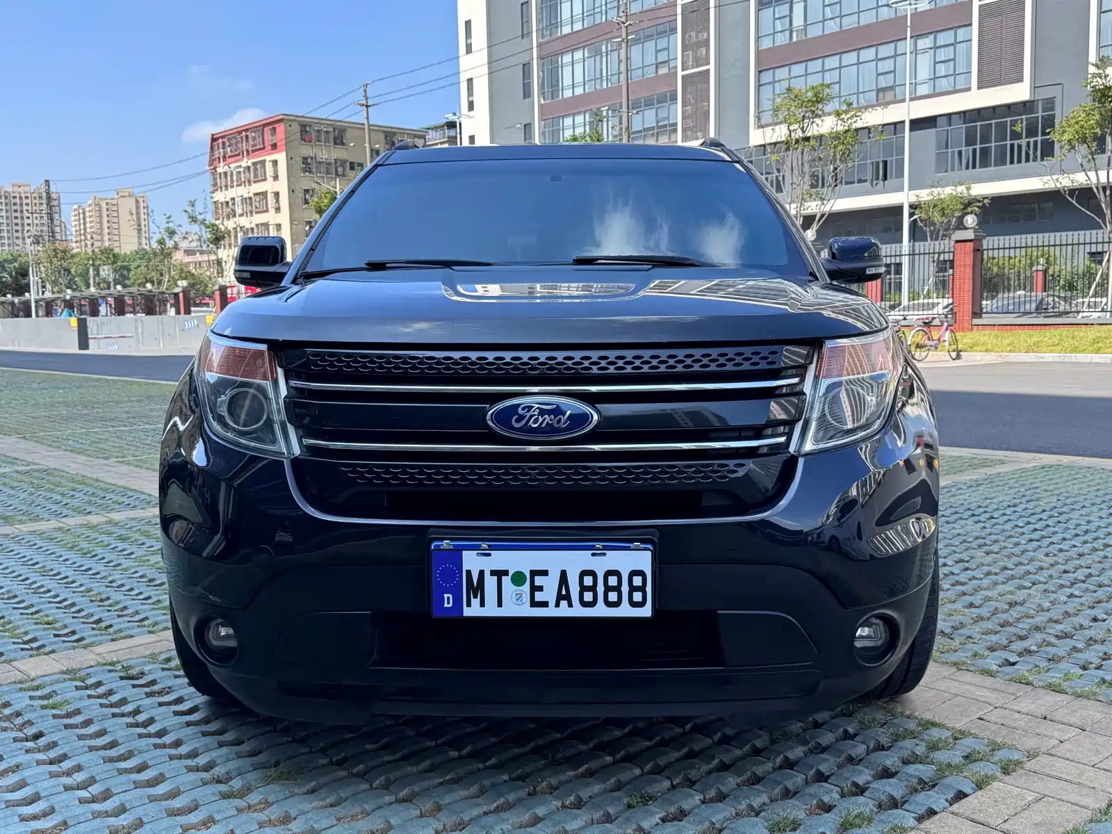 Photo 2 - Ford Explorer (Import)