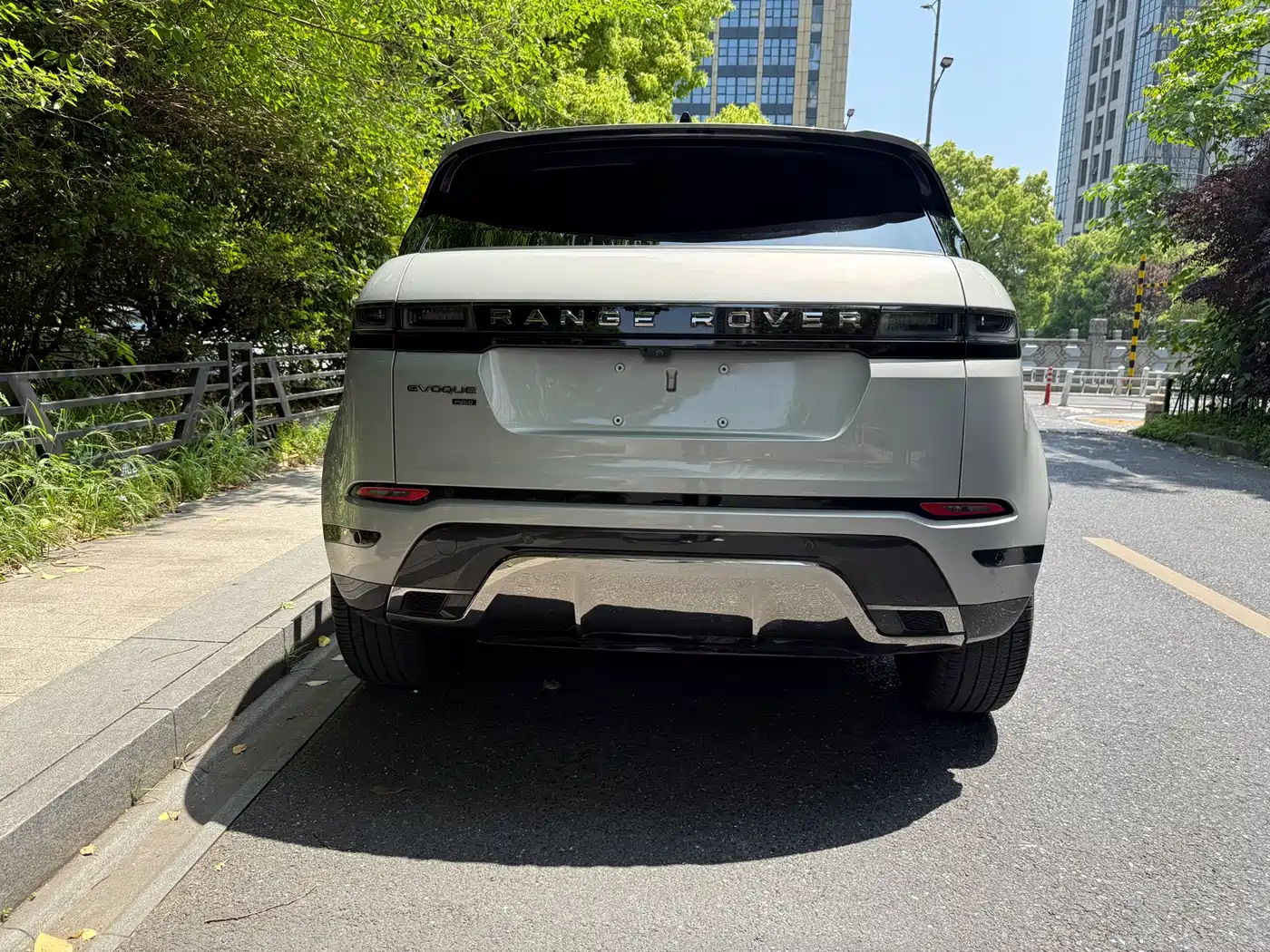 Land Rover Range Rover Evoque 2023 Range Rover Evoque L 249PS Luxury Edition фото 10