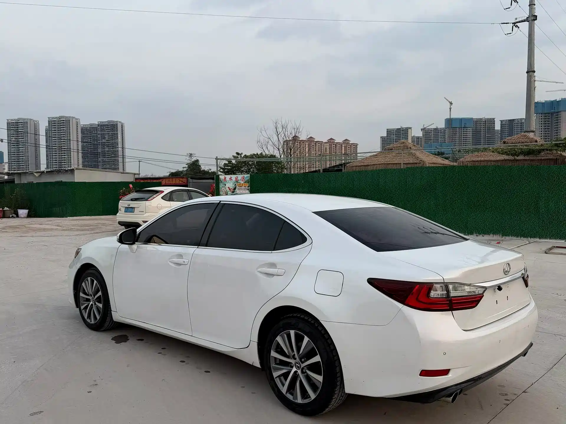 Photo 5 - Lexus ES