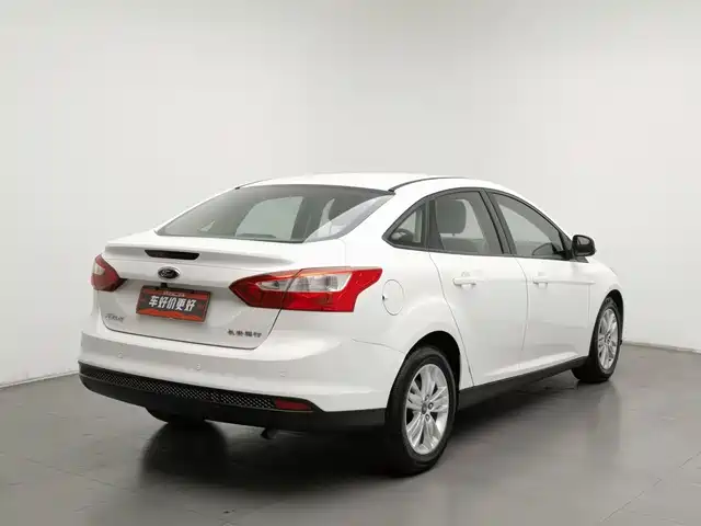 Ford Focus 2015 Sedan 1.6L Automatic Comfort — фото 2