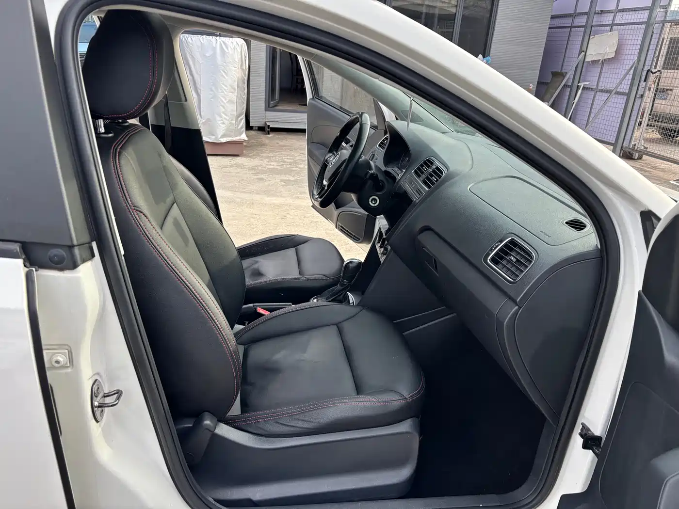 Volkswagen Polo 2016 1.6L Automatic Comfort фото 9