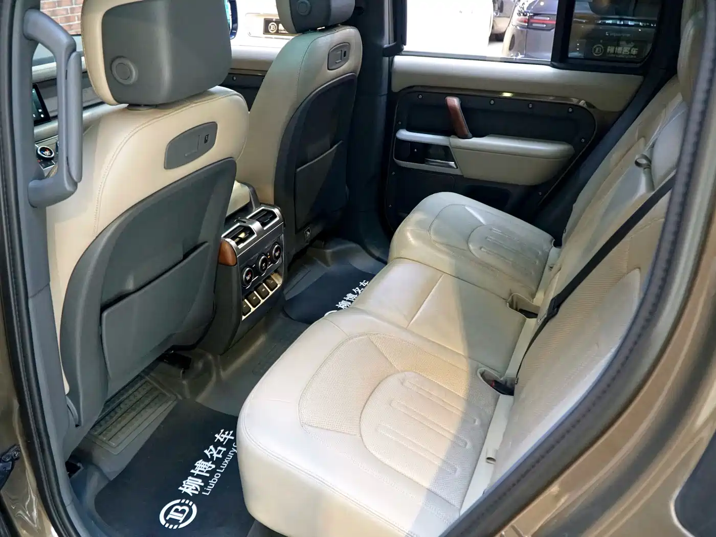Land Rover Defender 2020 Model 110 P400 HSE фото 5