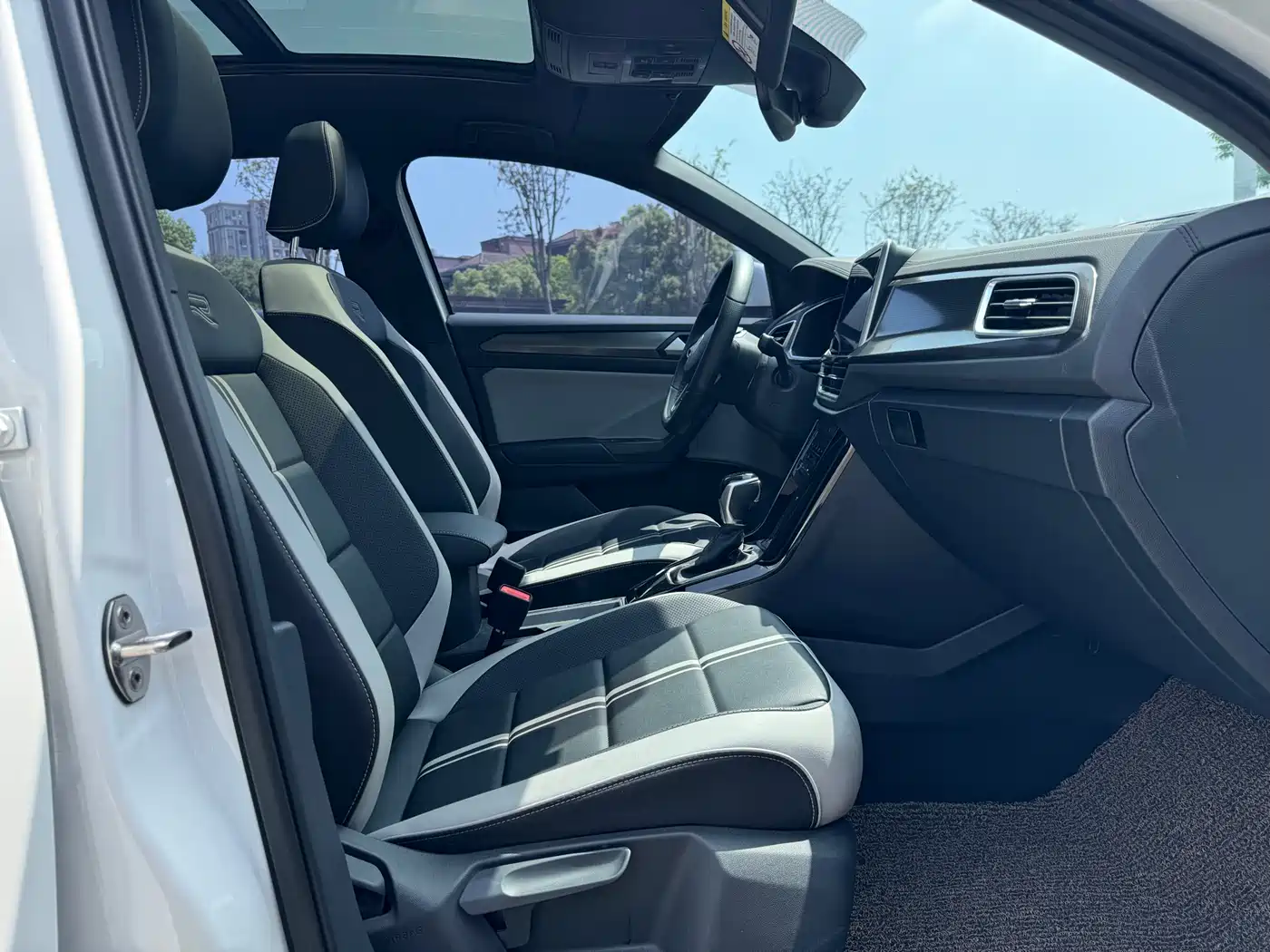 VOLKSWAGEN T-ROC EXPLORING SONGS