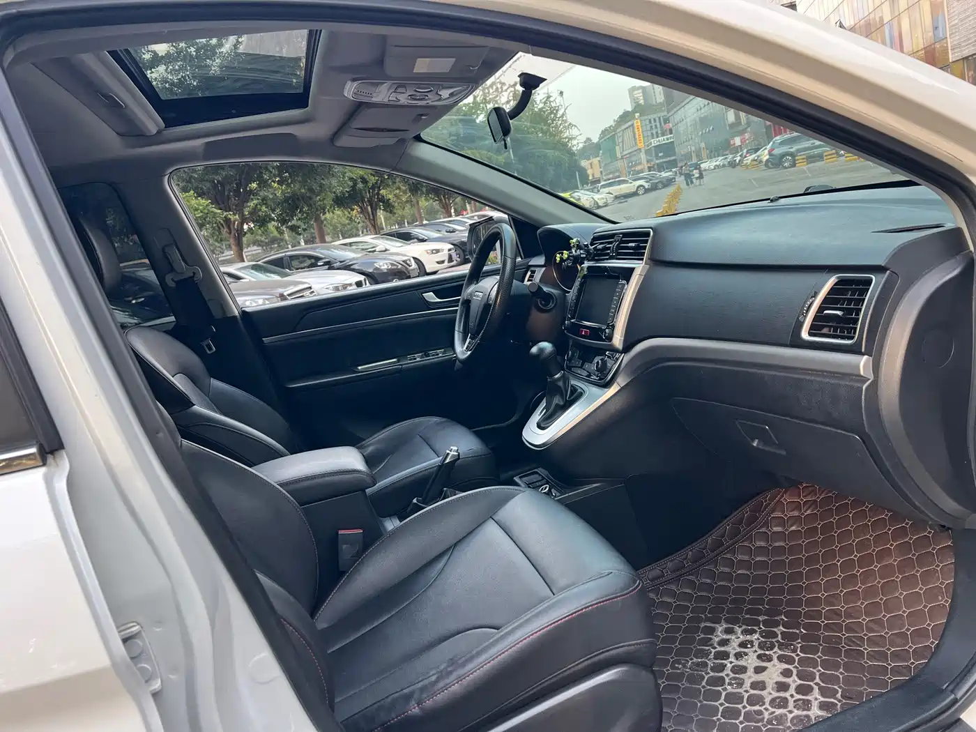 Photo 12 - Haval M6