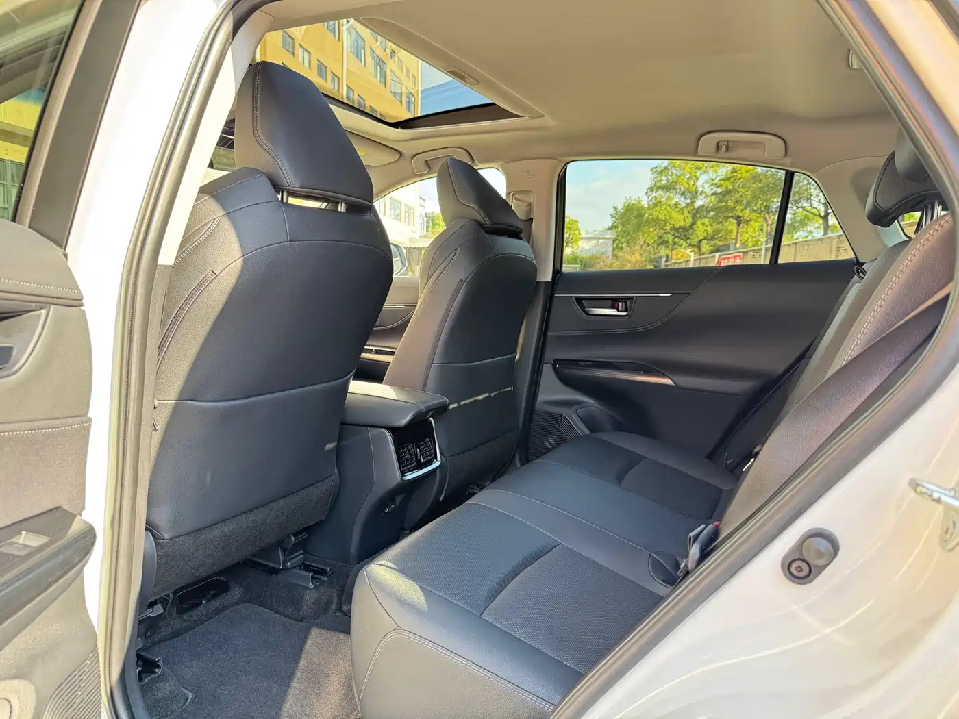 Toyota Venza 2023 2.0L CVT FWD Premium фото 9